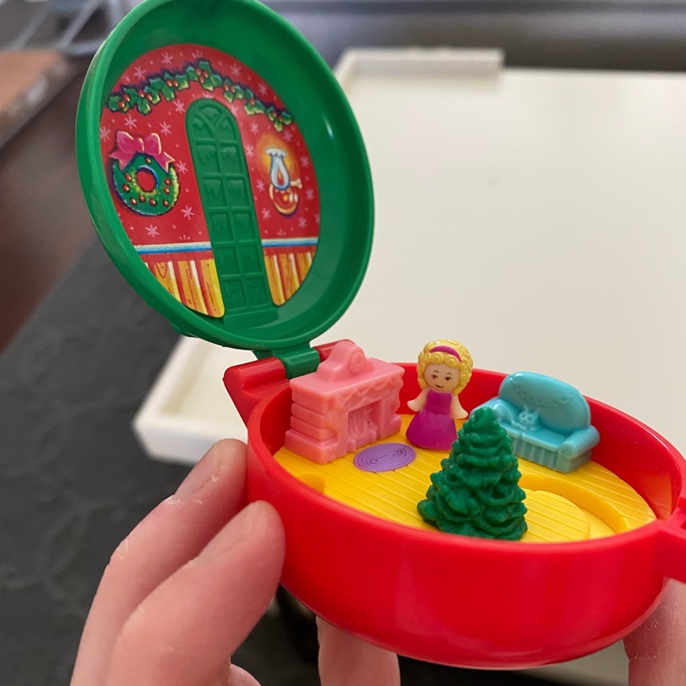 Vintage Polly pocket mini Christmas toy. In like new condition
